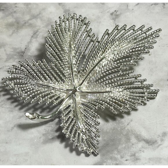 Vintage Sarah Coventry Silver Tone Maple Leaf Brooch Pin Filagree Design - Picture 5 of 7